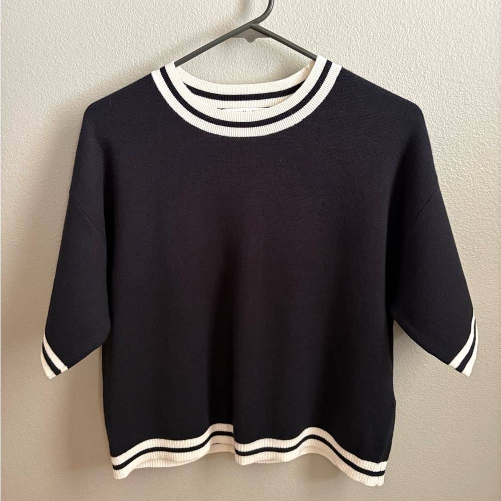 Abercrombie & Fitch Black and White Crew Neck Sweater